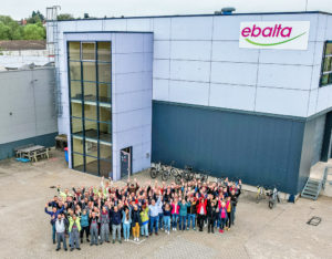 Hinter dem Erfolg der Firma Ebalta steht ein engagiertes Team. Zum 50-jährigen Jubiläum gab es ein Gruppenfoto.  Foto: Privat