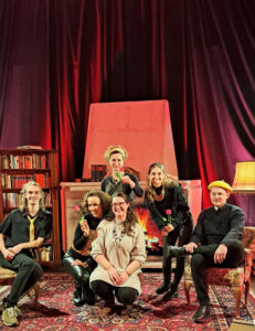 Christina Wehner (in der Mitte) mit Mitgliedern des Mercutio-Spielclubs. 