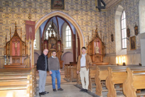 Mit der Kirche ging alles los: Georg Pfeuffer (rechts) ist der Museumsleiter. Johannes Wolf (links) war Mitinitiator der Idee. Bürgermeister Roman Menth (Mitte) ist stolz auf das bürgerschaftliche Engagement in Aub, ohne dieses das Museum nicht existieren könnte. Foto: Privat