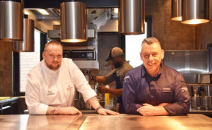 Küchenchef Thorsten Hauk (links) und Christian Mittermeier haben einen Michelin-Stern für das Restaurant der Villa Mittermeier erhalten. Foto: am